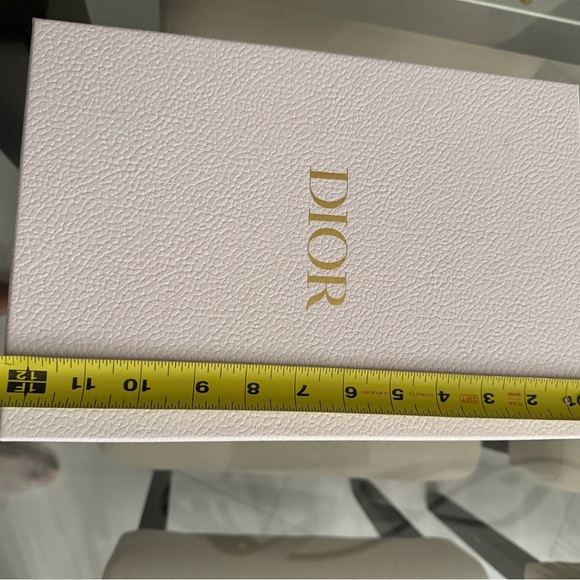 Authentic Dior women’s shoe box (empty) with Dior authenticity card - Picture 5 of 7